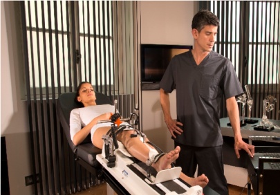 Mr J. Navarro testant le LCA d'un patient